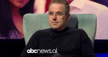 Përlotet Arben Skënderi: Babain nuk e kam njohur, duart mbi violinçel mi kanë vënë nxënësit e tij