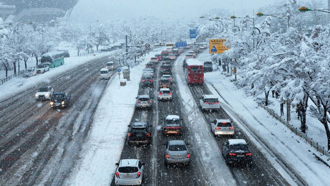 Dëborë e madhe në Korenë e Jugut, bllokime në autostrada