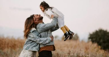 Sipas një studimi, prindërit që rrisin fëmijë të lumtur kanë një element të përbashkët