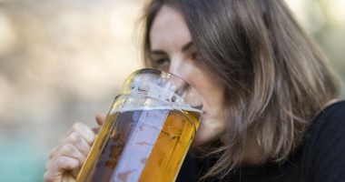 Studimi: Gratë janë më të prirura ndaj pirjes së tepërt të alkoolit kur kanë nivele të larta të estrogjenit