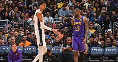 “Nxënësi” mund “mësuesin”/ Një duel i madh Lebron-Wembanyama, talenti 21-vjeçar më i fortë se “Mbreti” i koshit