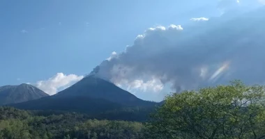 Indonezi/ Evakuohen me urgjencë 3000 banorë nga frika e shpërthimit të vullkanit