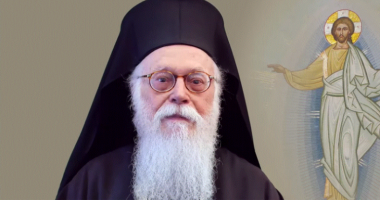 Prej 4 ditësh i shtruar në spital, Kryepeshkopi Janullatos niset për mjekim më të specializuar në Greqi