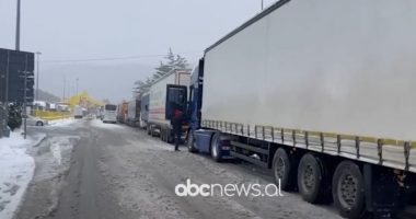 Ngricat dhe bora/ Pas orëve të gjata pritjeje në Kapshticë, lejohet kalimi i kamionave dhe autobusëve drejt Greqisë 