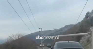 Era e fortë thyen shtyllën elektrike në Lezhë, pengon kalimin e mjeteve të mëdha