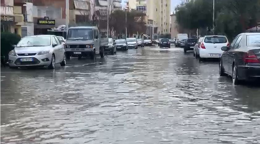 VIDEO/ Moti i keq shkakton probleme në Vlorë, përmbyten rrugët