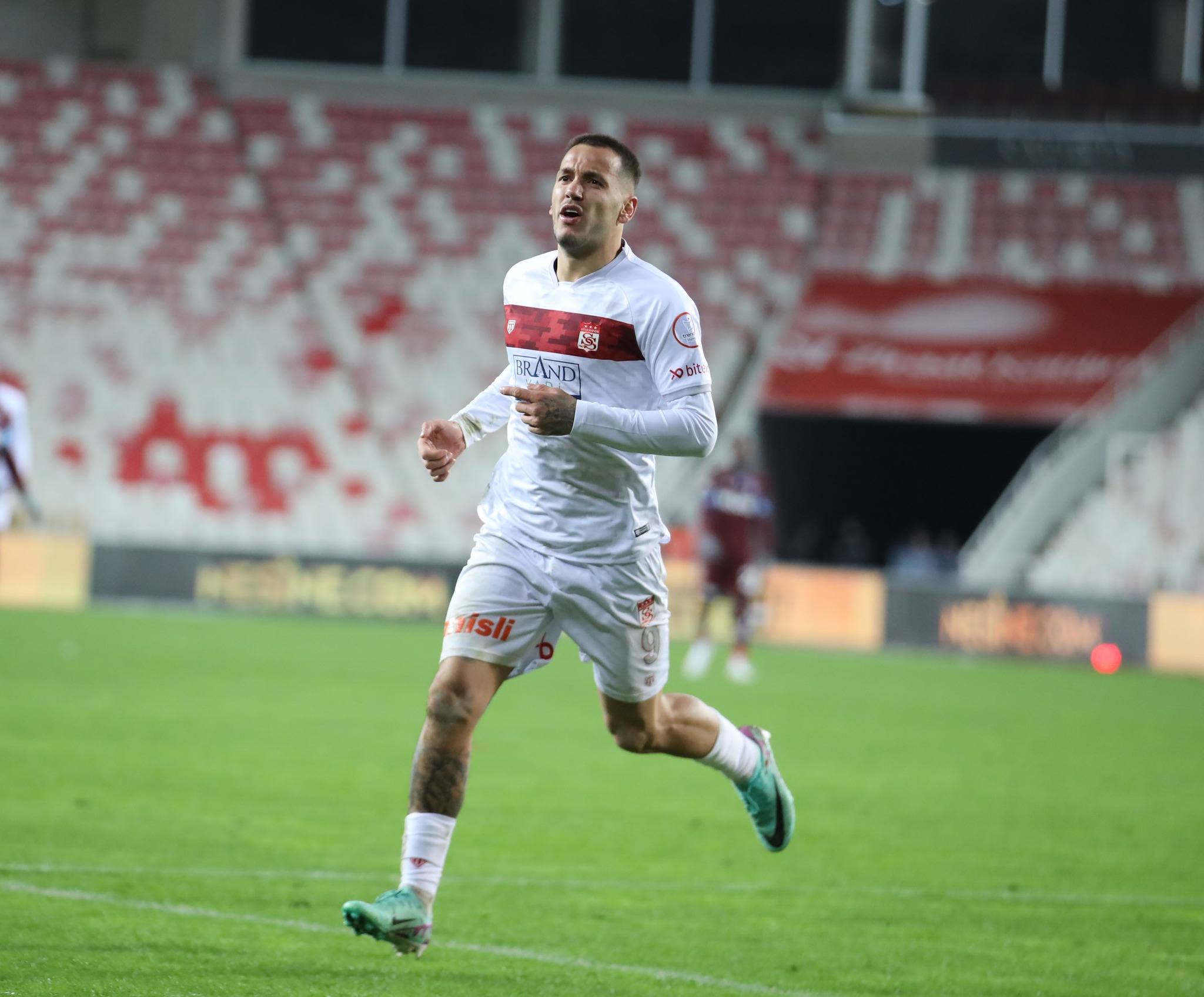 “Bomba” e Manajt/ Sulmuesi lufton fort, ndonëse pëson humbje të thellë