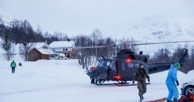Vdesin katër norvegjezë dhe një grua zvicerane në ortekët në Alpet Franceze