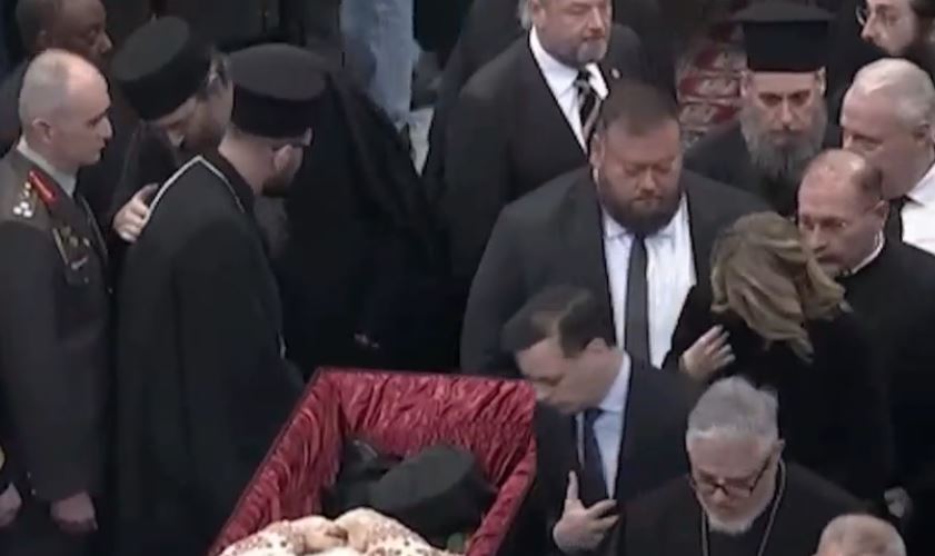 Greqia nderon Anastasin/ Shërbesa e liturgjisë hyjnore në Mitropolinë e Athinës