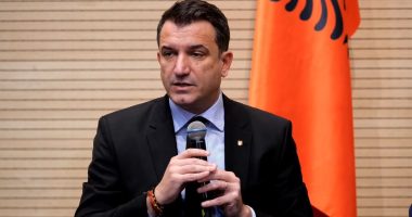 Udhëtojnë me abone falas, Veliaj me pensionistët: Puna jonë, përgjigje ndaj atyre që pengojnë