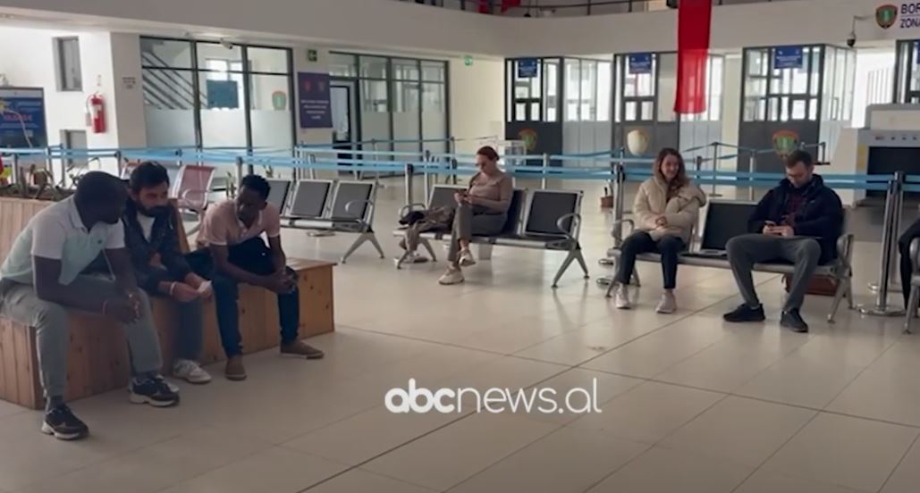 Të huajt zgjedhin Vlorën për të jetuar/ Shtetas nga gjithë bota, në zyrën e emigracionit për t’u pajisur me leje qendrimi