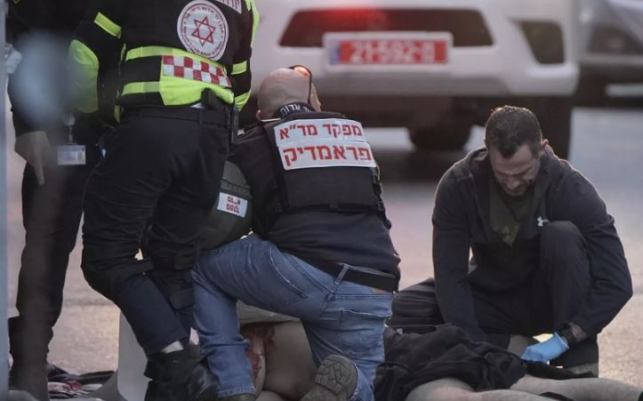 Sulm me thikë në Tel Aviv/ Plagoset një person, policia: Akt terrorist