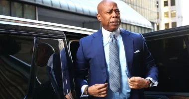 SHBA/ Departamenti i Drejtësisë kërkon pushimin e çështjes penale ndaj kryebashkiakut të New York-ut