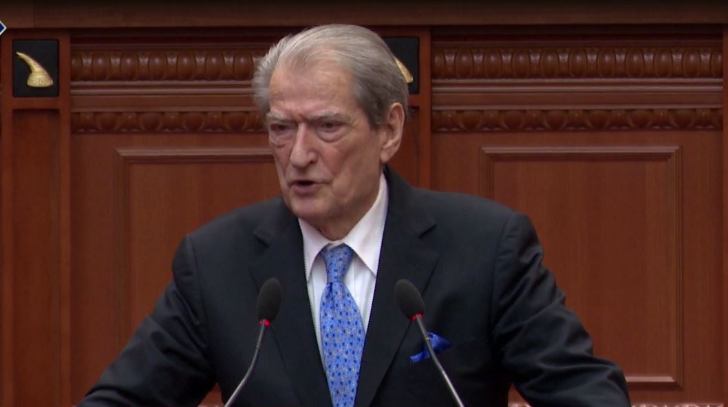 Berisha “rrezikoi” votimin e Diasporës/ Miratohet me votat e PS shtyrja e vlefshmërisë së pasaportave