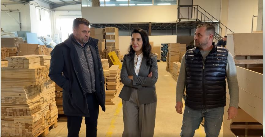 Tregu mobilar në Divjakë/ Balluku vizitë në një fabrikë prodhimi që operon në tregun rajonal dhe evropian