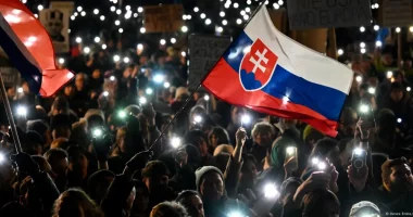 “Sllovakia është Europë!”/ Protesta masive kundër kryeministrit Fico