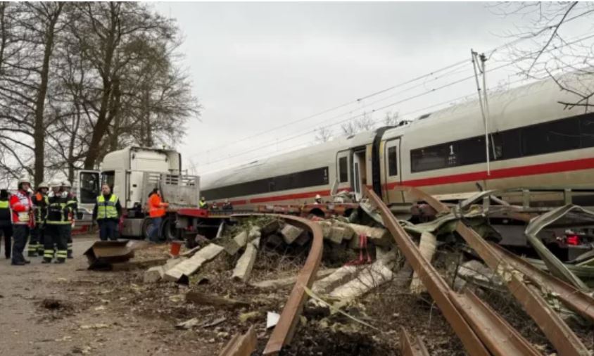 Treni përplaset me kamionin në Hamburg/Plagosen 12 pasagjerë, shpëtojnë pa lëndime 269 të tjerët