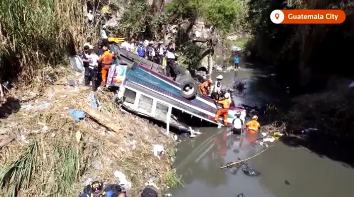 Tragjedi në Guatemalë/ Autobusi përfundon në shtratin e lumit, të paktën 54 viktima