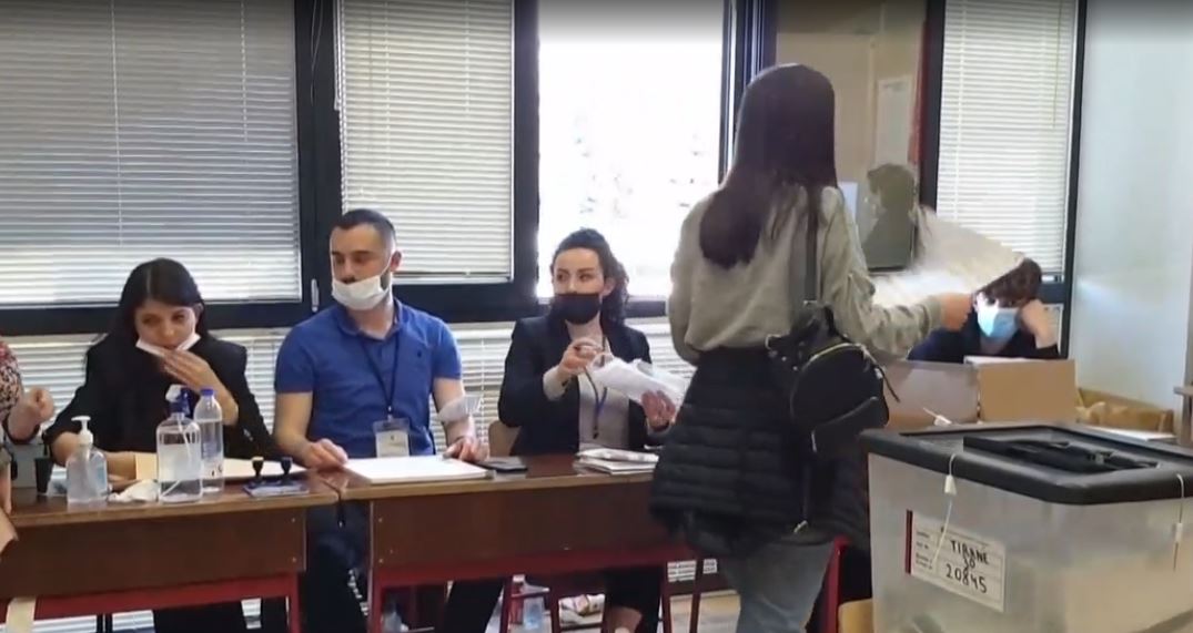 Votim elektronik në Vorë dhe njësinë 10/ PD ishte kundër, por në fund pranon vetëm dy zona