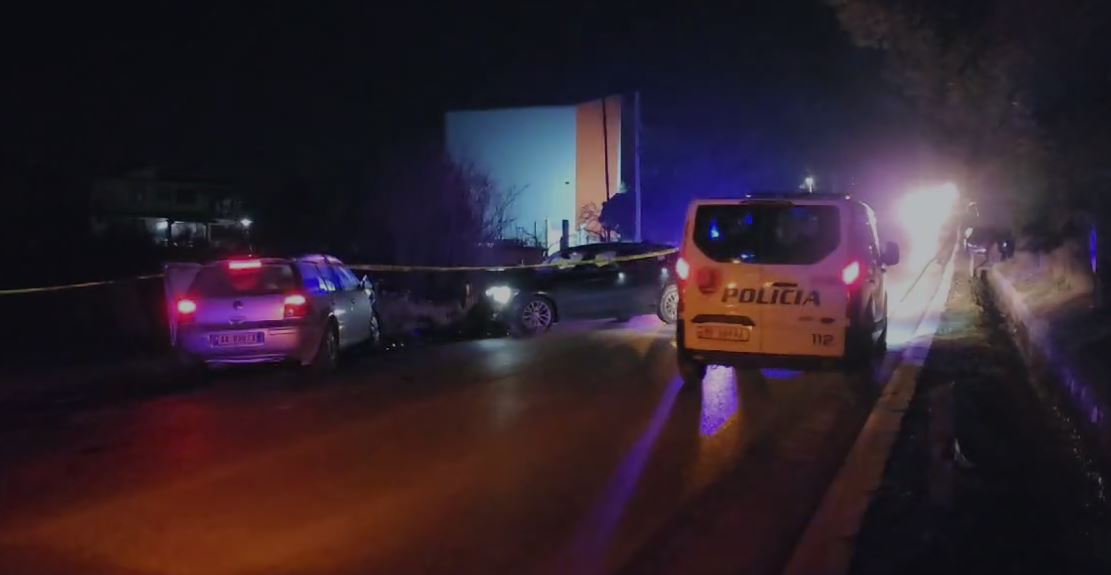 Përplasen tri automjete në Fier, raportohet për të lënduar