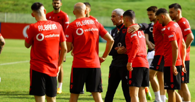 Kombëtarja, me grupin e plotë/ Munguan në seancën e parë, vijnë Uzuni, Ramadani dhe Gripshi