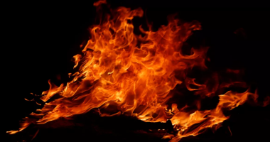 E rëndë në Tiranë/ 60-vjeçari tenton të djegë veten me lëndë djegëse