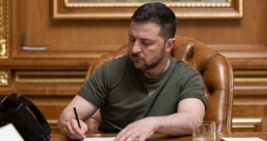Paqja ende larg? Zelensky nënshkruan zgjatjen e ligjit ushtarak në Ukrainë deri më 9 maj