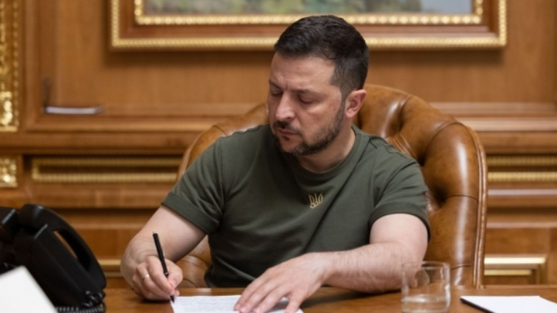 Paqja ende larg? Zelensky nënshkruan zgjatjen e ligjit ushtarak në Ukrainë deri më 9 maj