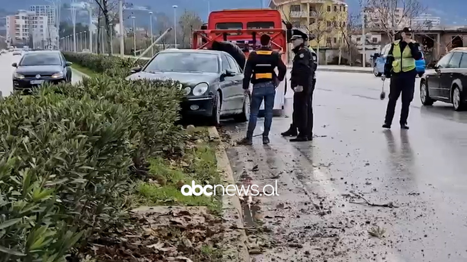 Aksident në Vlorë/ Makina me shpejtësi përfundon në trafikndarëse dhe godet shtyllën elektrike