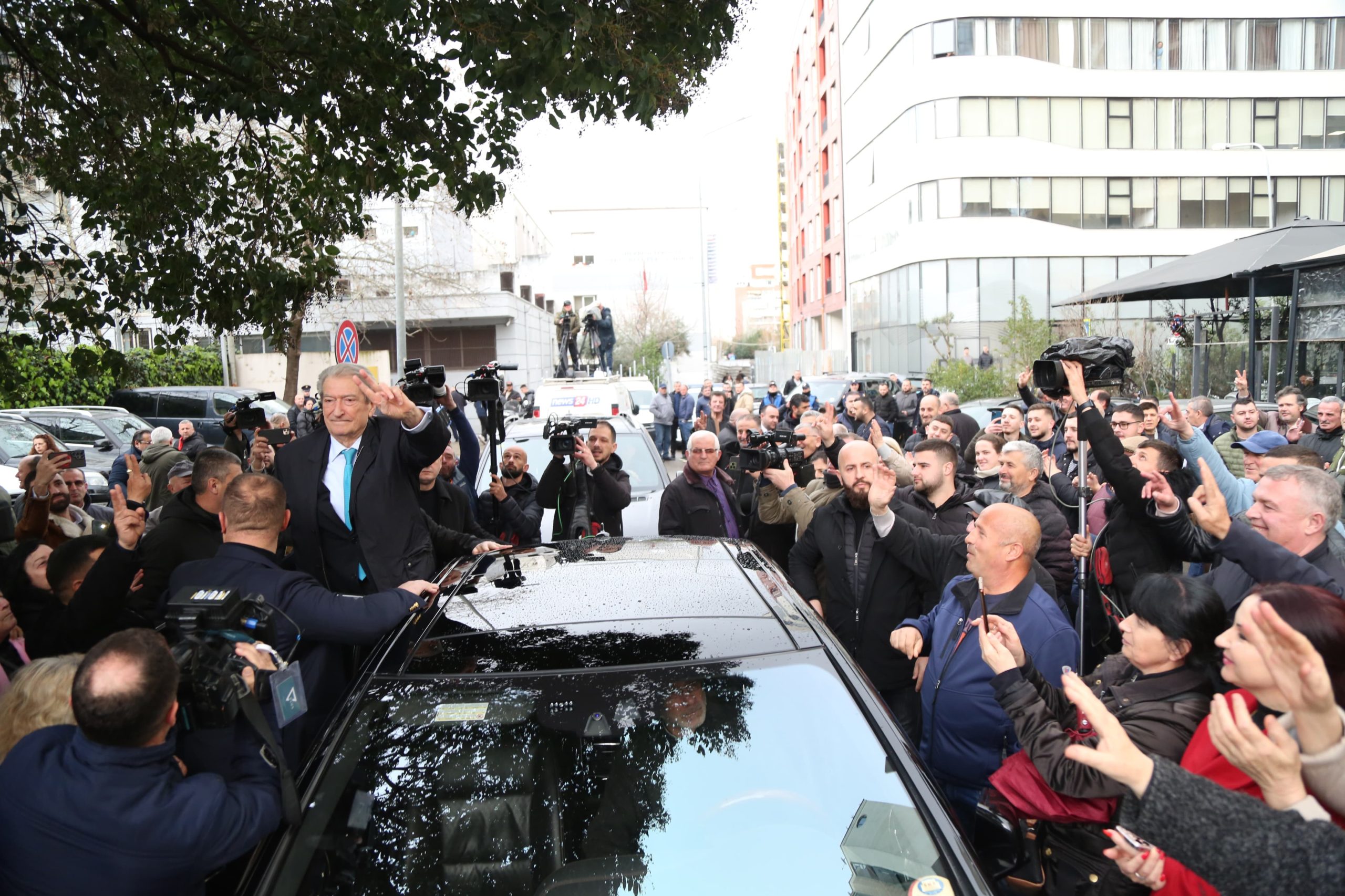 VIDEO/ Berisha, presion në dyert e SPAK, thërret protestë, ndërsa shkon vetë në Prokurori