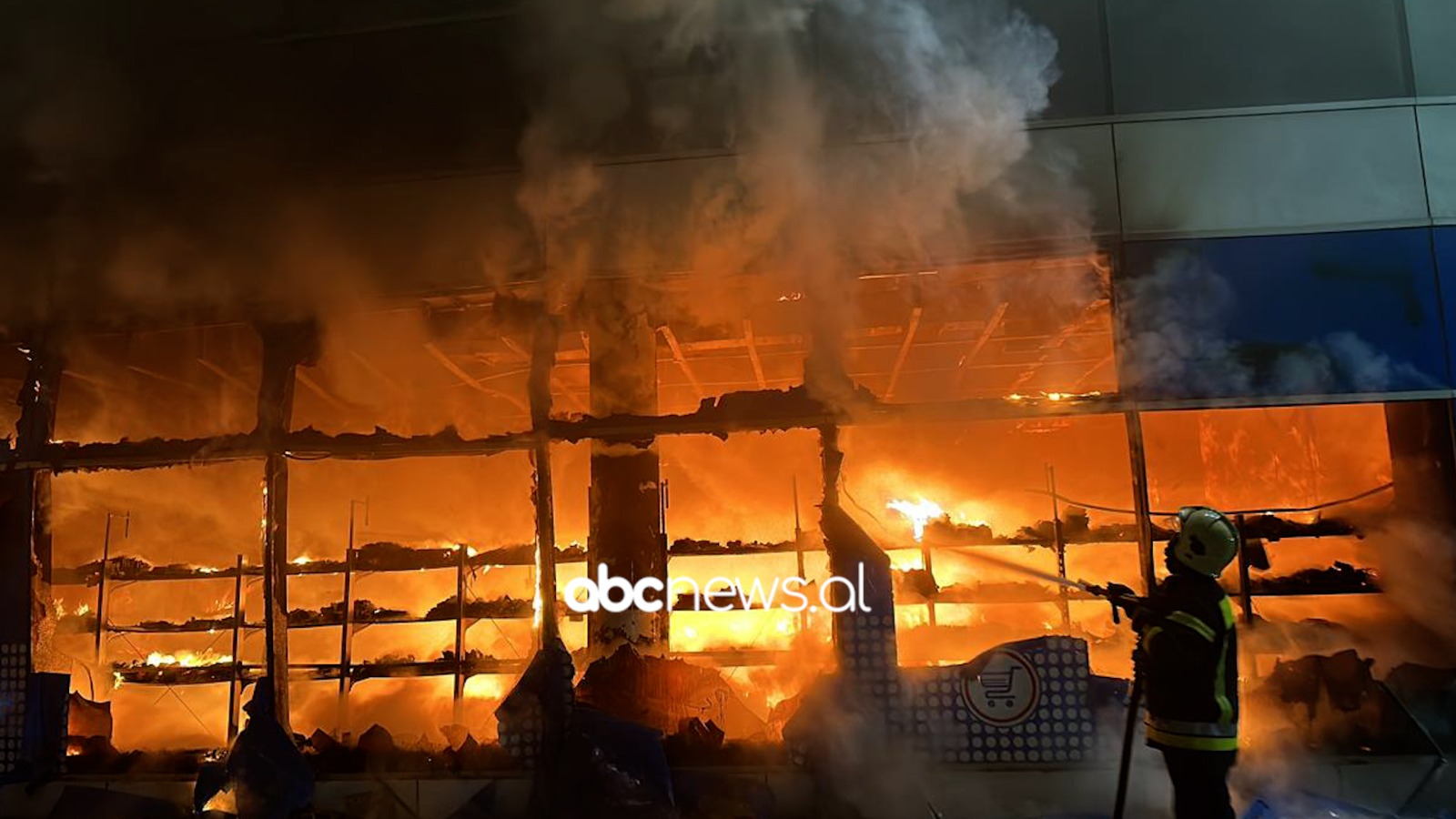 VIDEO/ Durrës, marketi shkrumbohet nga flakët