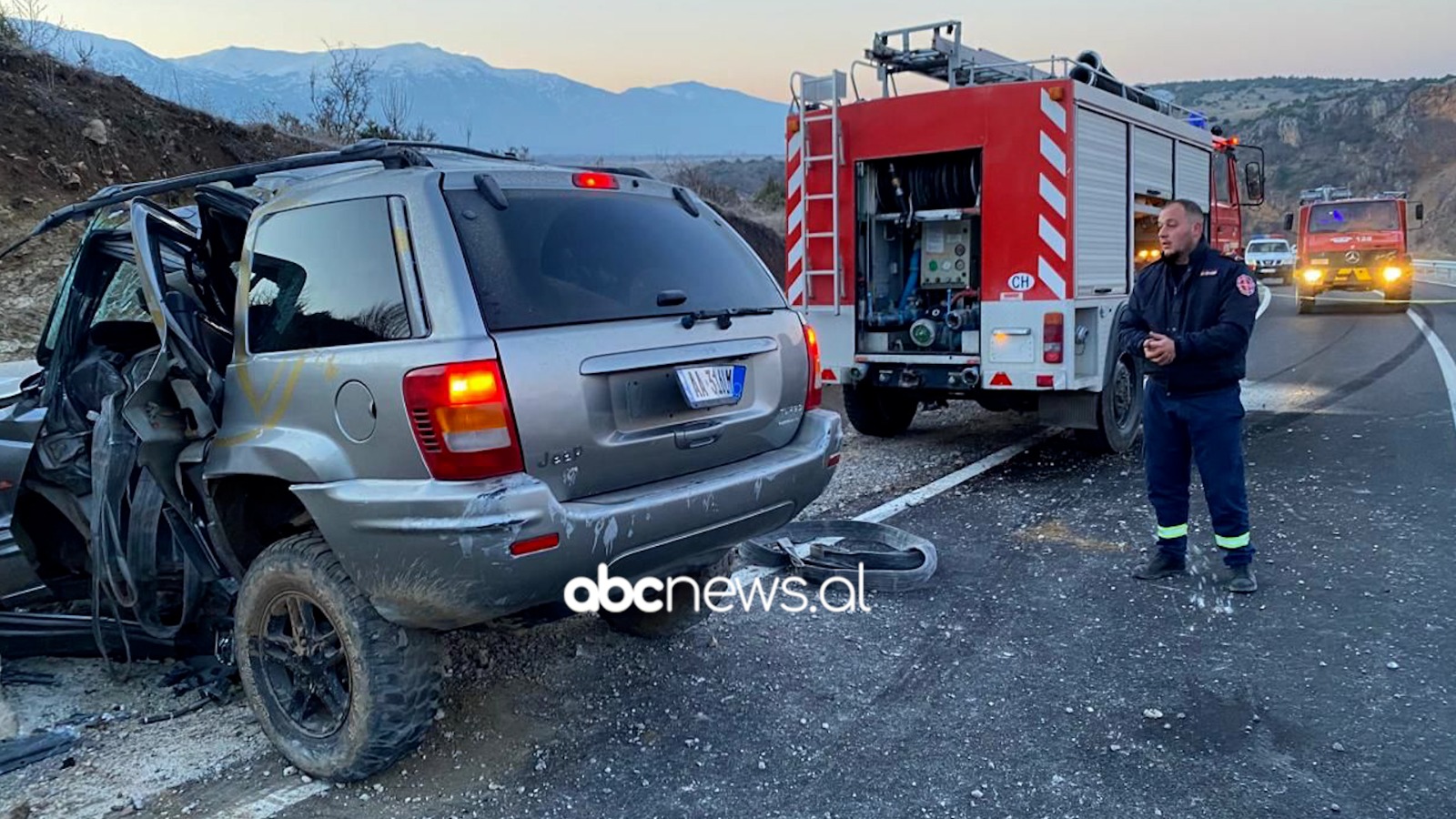 Aksident, plagoset çifti/ Ersekë, makina del nga rruga, përplaset me barrierat anësore