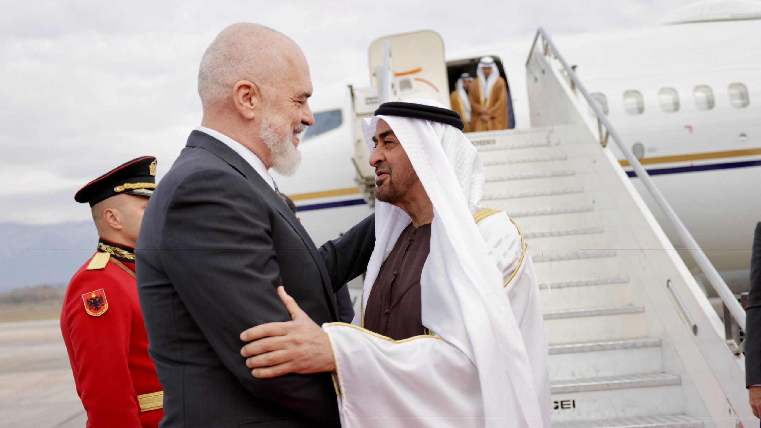 VIDEO/ Mbërrin në Tiranë presidenti i Emirateve të Bashkuara Arabe, takohet me kryeministrin Rama