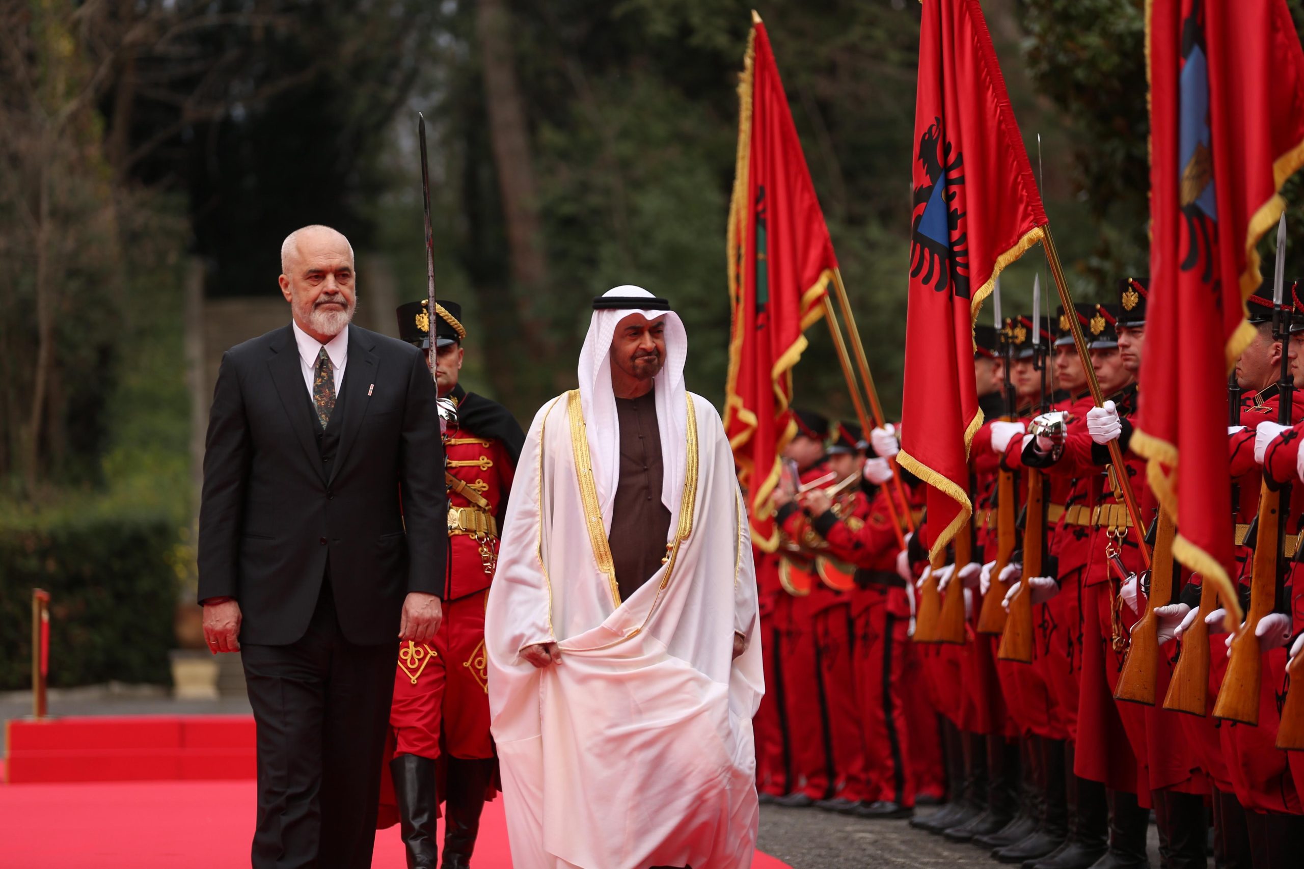 Presidenti i Emirateve Arabe në Tiranë/ Ceremonia e pritjes për Mohamed Bin Zayed Al Nahyan, firmosen disa marrëveshje