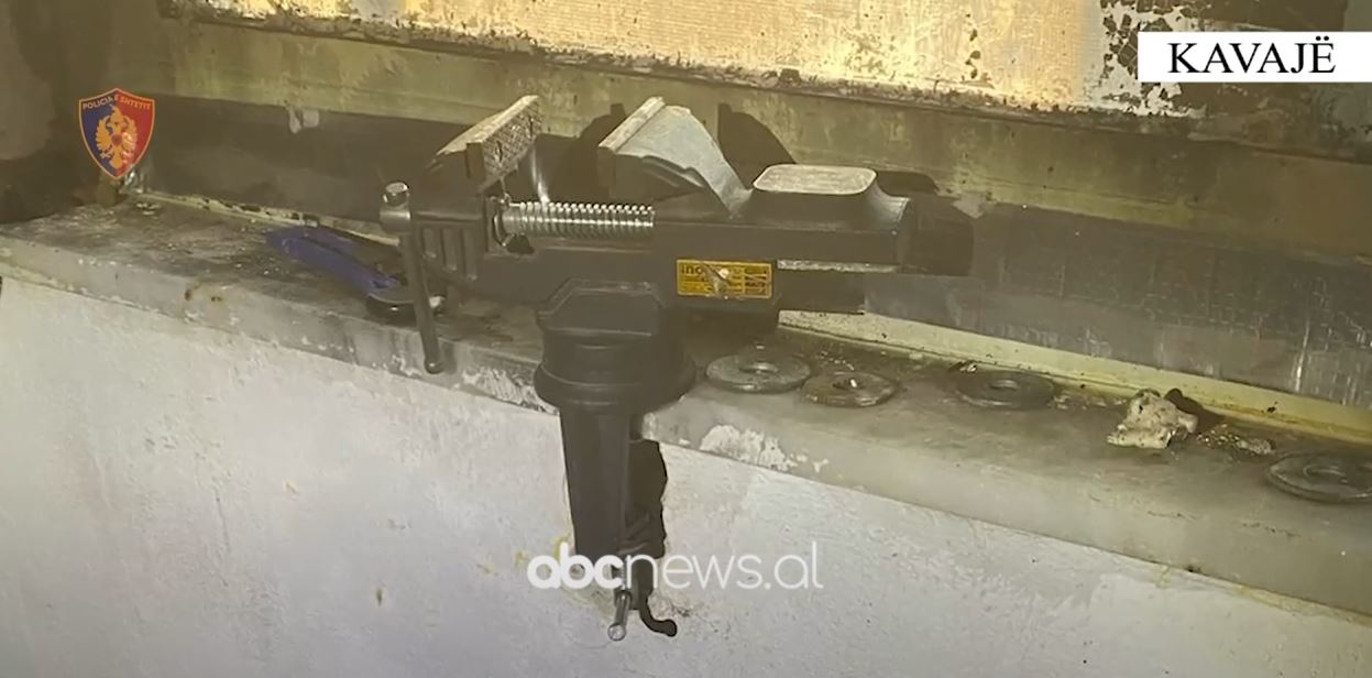 Operacioni me 13 të arrestuar në Kavajë/ Sekuestrohet lëndë narkotike, 3 silenciatorë dhe pajisje për modifikimin e armëve