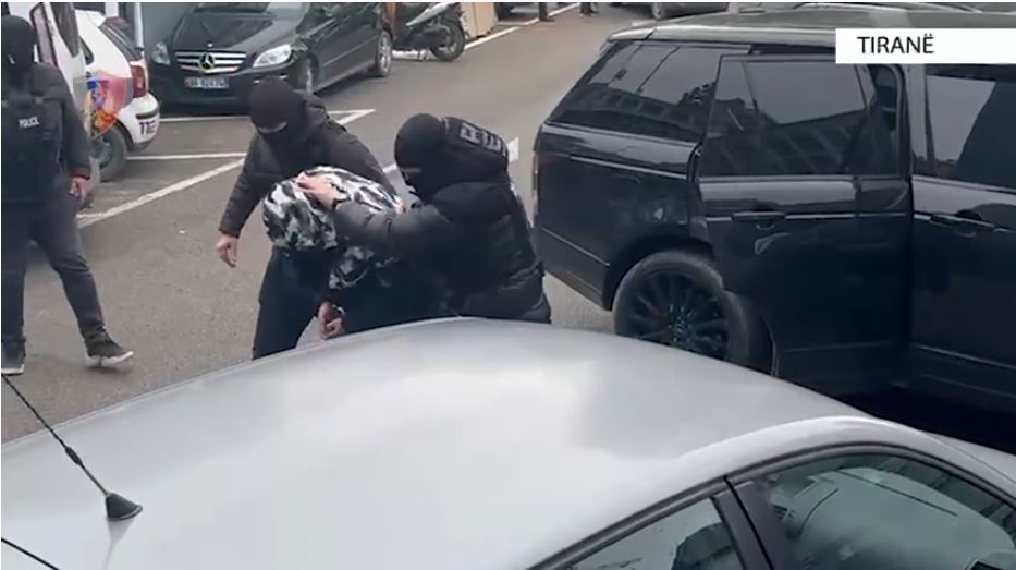 Kapen duke transportuar 11 kg kanabis, arrestohen 4 persona në Tiranë