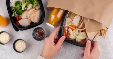 Studim i ri: Ngrënia e ushqimit nga enë plastike rrit rrezikun e ndalimit të zemrës