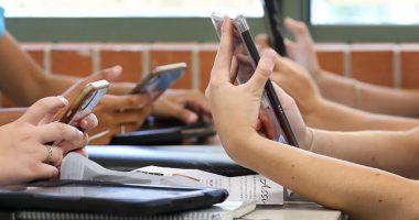 Danimarka do të ndalojë nxënësit të marrin celularë në shkolla