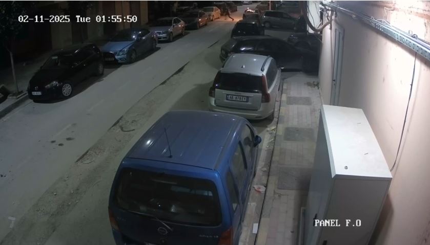 VIDEO/ Me kapuç në kokë, momenti ku autori afrohet dhe i vë flakën automjetit në Vlorë