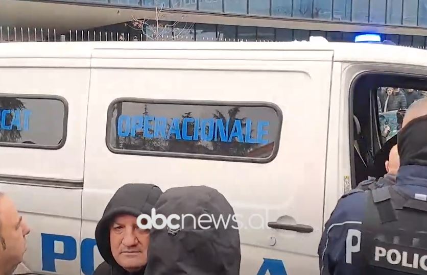 Seanca për vlerësimin e masës së sigurisë/ Veliaj mbërrin në Gjykatën e Posaçme, mbështetësit e presin para godinës