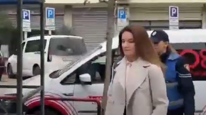 E shoqëruar nga oficerë të policisë/ Ajola Xoxa mbërrin në GJKKO për vlerësimin e masës së sigurisë