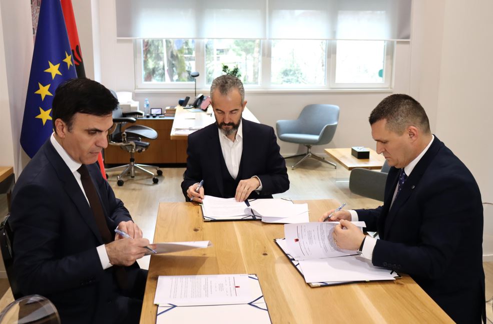 Kreu i KQZ takim me Altin Dumanin dhe Olsian Çelën/ Firmosin Protokollin e Koordinimit për Integritetin e Zgjedhjeve