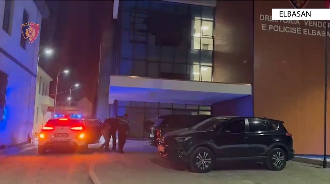 Dhunoi gruan dhe tentoi të godiste djalin e mitur me sëpatë, arrestohet 49 vjeçari në Elbasan