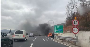 Përfshihet nga flakët një furgon në Rrugën e Kombit