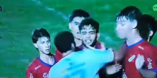 Futbollisti “boksier”/ Plas grushti në ndeshjen e luajtur në Uruguaj