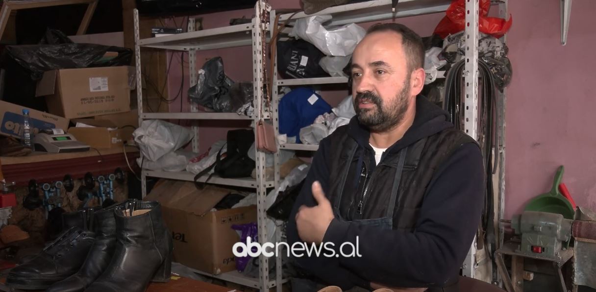“Mos i harroni zanatet”/ Këpucari i Tiranës kërkon ta trashëgojë profesionin tek të rinjtë