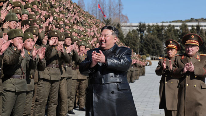 Kim Jong Un bën thirrje për ndërtimin e një ushtrie moderne