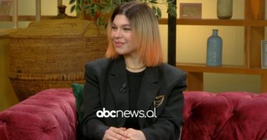 “Koha për të sjellë ngjyra të reja”/ Këngëtarja Lore në “ABC e Mëngjesit”, flet për projektet muzikore dhe daljet skenike