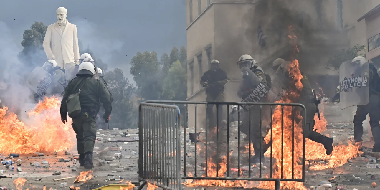 Përshkallëzohet protesta në Athinë, hidhen gurë dhe molotov drejt godinës së parlamentit