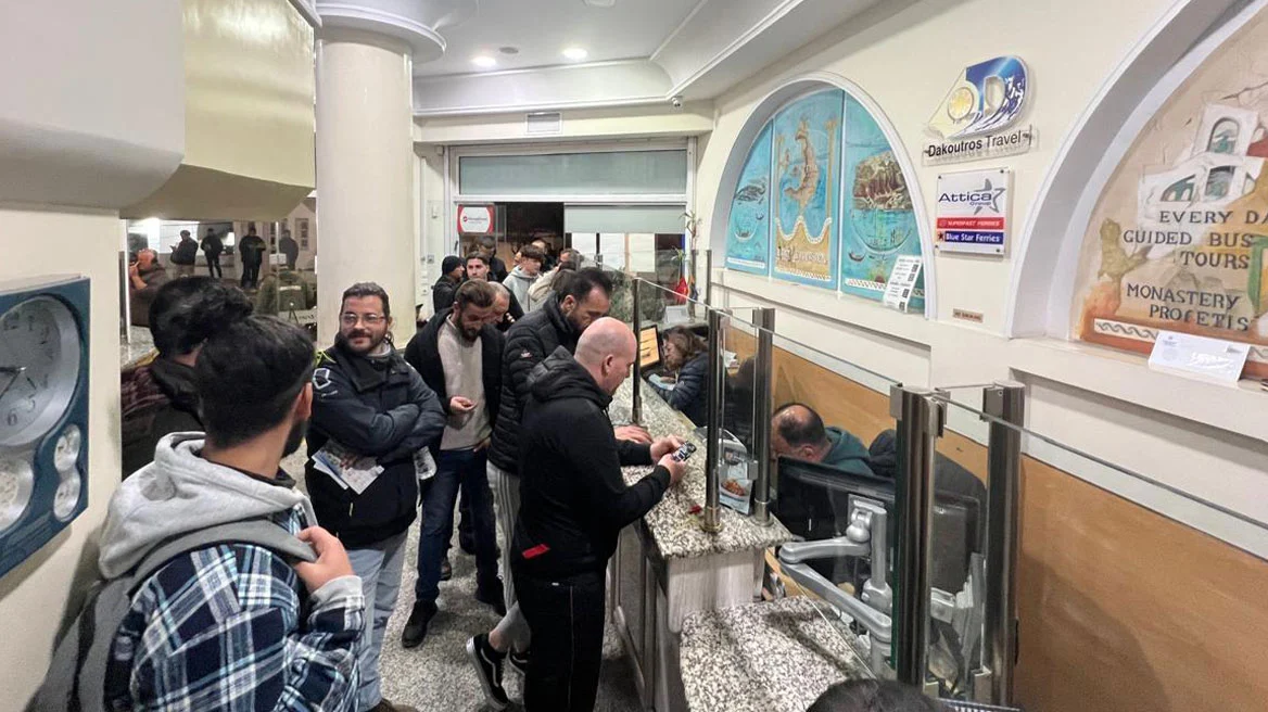 Panik e frikë në Santorini pas tërmeteve të njëpasnjëshme, shumë qytetarë e turistë po largohen me urgjencë